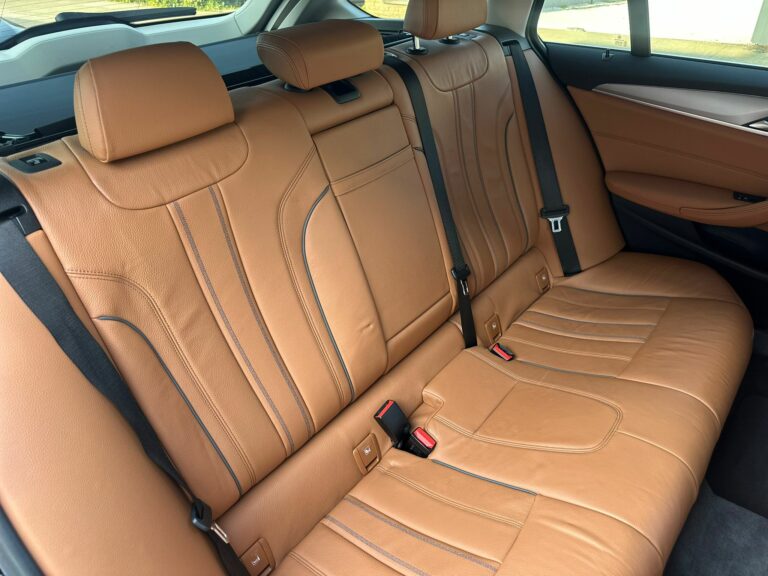 Banquette arrière en cuir de la berline Taxi Namur, confortable pour les enfants