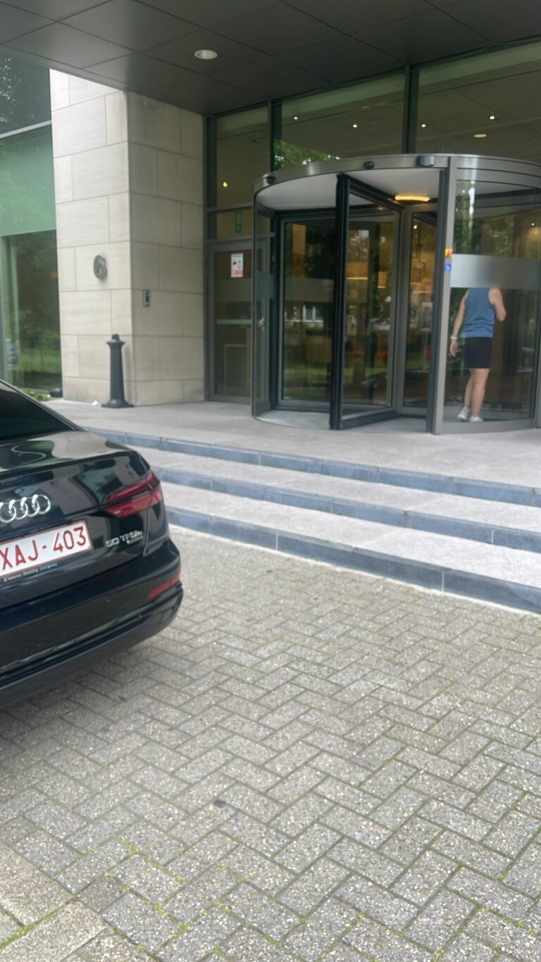 Berline Taxi Namur à la dépose devant l’entrée d’un hôtel