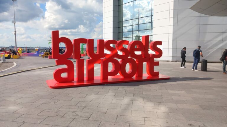 Taxi Zaventem Namur : les lettres Brussels Airport devant le terminal