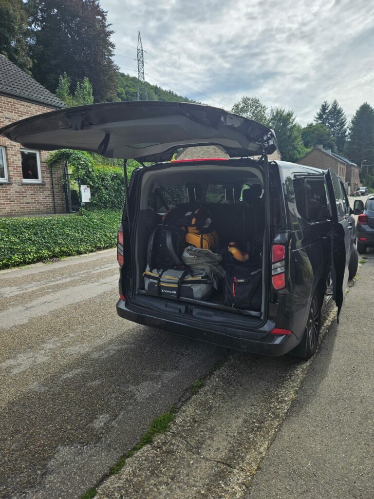 Chargement des bagages dans le minivan Taxi Namur avant un départ en famille