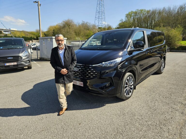 Chauffeur Gentle Car Service devant son Ford Tourneo Custom
