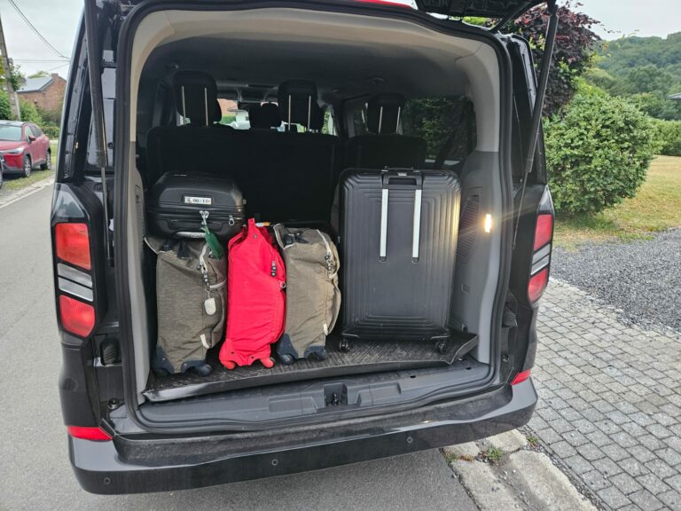 Coffre du Ford Tourneo Taxi Namur chargé de valises pour un vol long-courrier