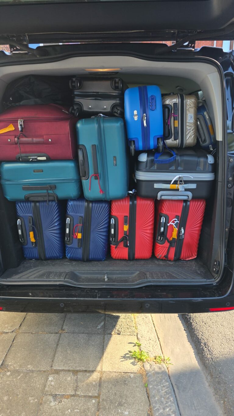 Coffre du minivan Taxi Namur rempli de bagages pour l’aéroport