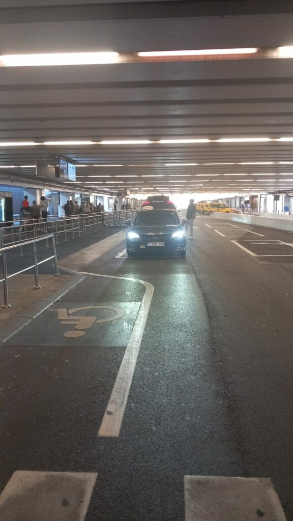 Dépose-minute d’un aéroport, arrivée en taxi depuis Namur