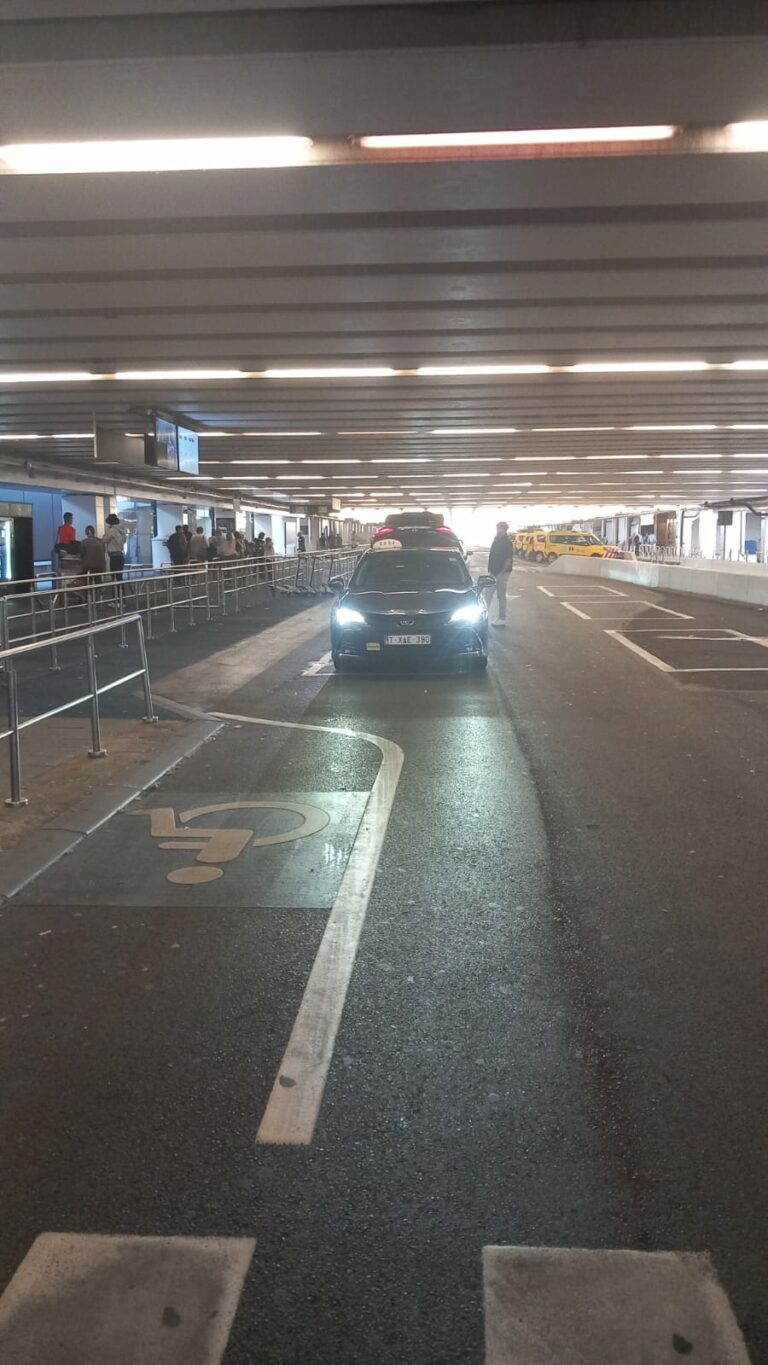 Dépose-minute d’un aéroport, arrivée en taxi depuis Namur