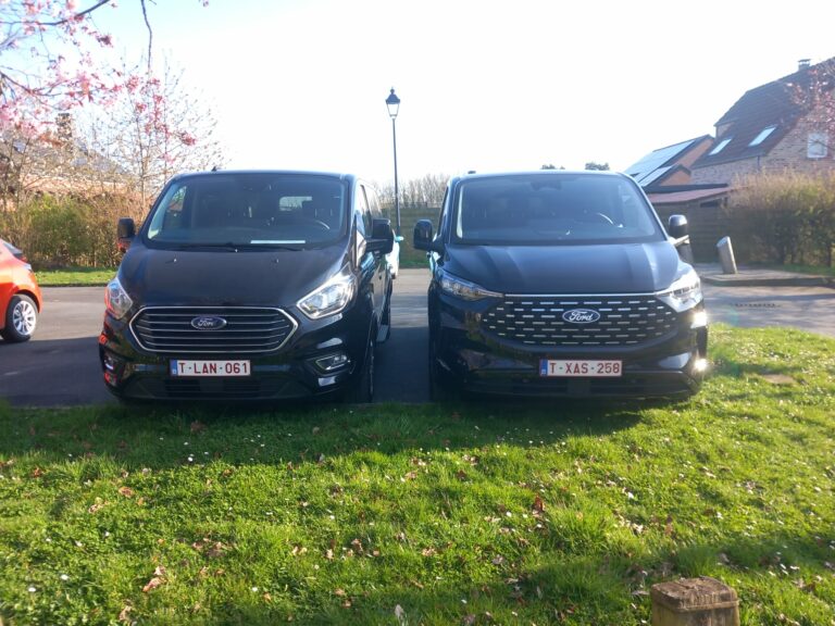 Deux Ford Tourneo Taxi Namur pour les groupes et les familles