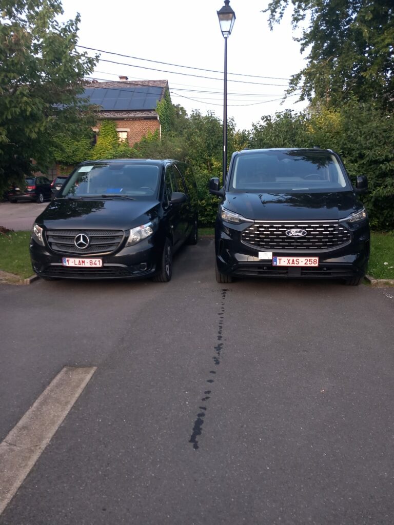 Deux Mercedes Vito noirs Taxi Namur, disponibles sur réservation