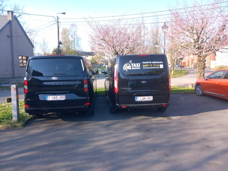 Taxi 8 places Namur : deux minivans noirs prêts pour un groupe