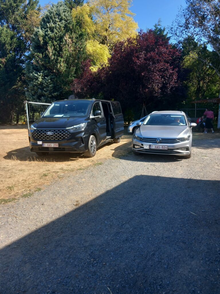 Flotte Taxi Namur : minivans et berline VW Passat garés côte à côte