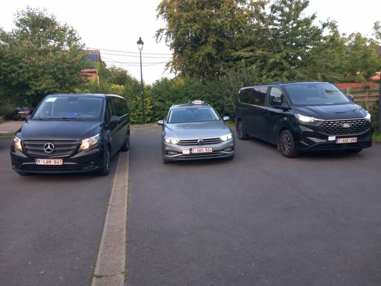 Blog Taxi Namur : la flotte de trois véhicules sur un parking de Namur