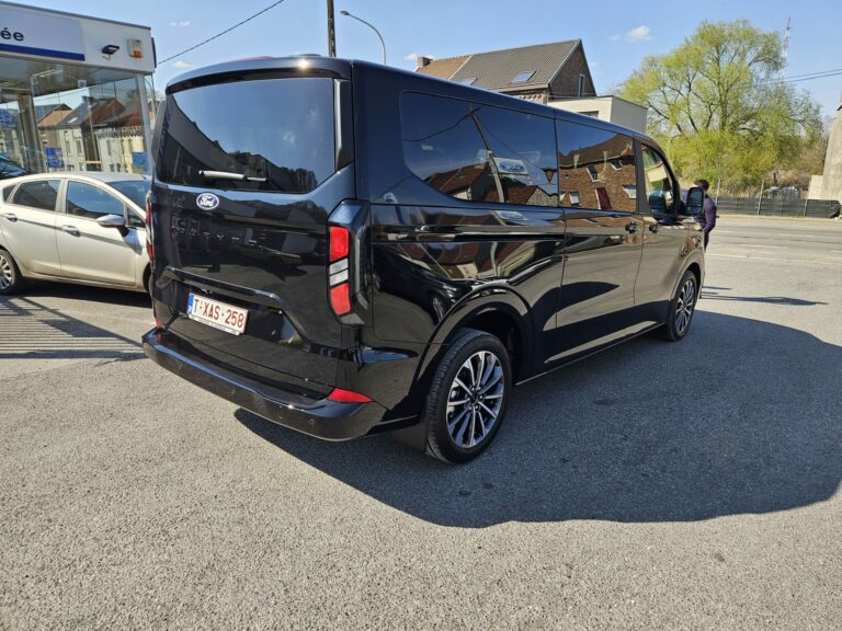 Taxi Namur Eindhoven Airport : Ford Tourneo Custom noir prêt pour la route