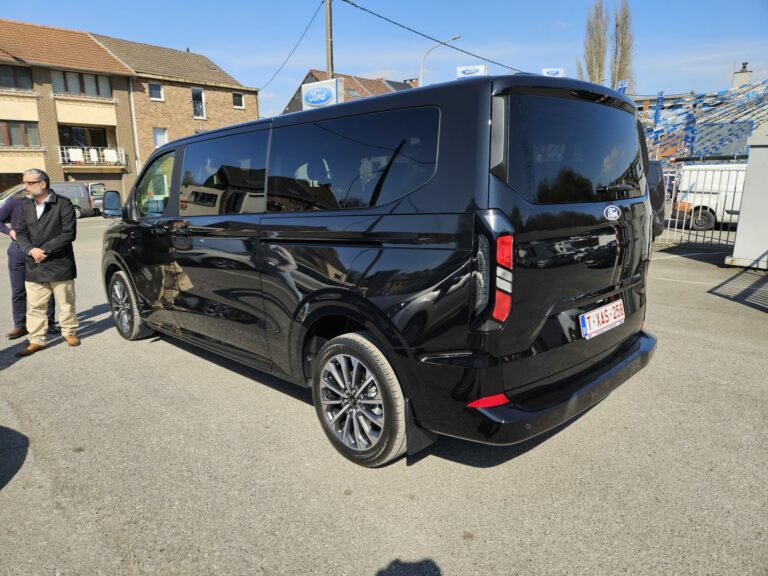 Taxi Namur aéroport Luxembourg : Ford Tourneo Custom noir vu de profil