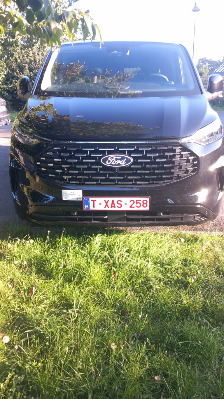 Ford Tourneo Custom Taxi Namur vu de face, prêt pour le transfert vers Amsterdam