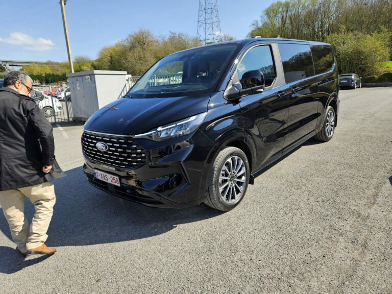 Réserver un taxi à Namur : chauffeur Gentle Car Service à côté de son Ford Tourneo Custom