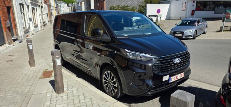 Ford Tourneo Custom Taxi Namur garé en ville, prêt pour la prise en charge