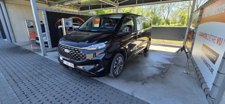 Taxi Charleroi Namur : Ford Tourneo Custom noir prêt pour le transfert