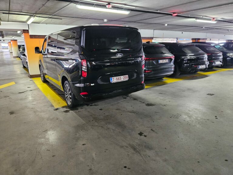 Ford Tourneo Custom Taxi Namur dans un parking souterrain, en attente du client