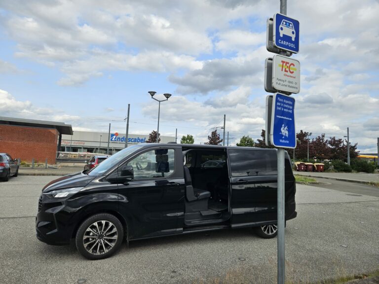 Ford Tourneo Taxi Namur porte ouverte, montée des passagers au parking