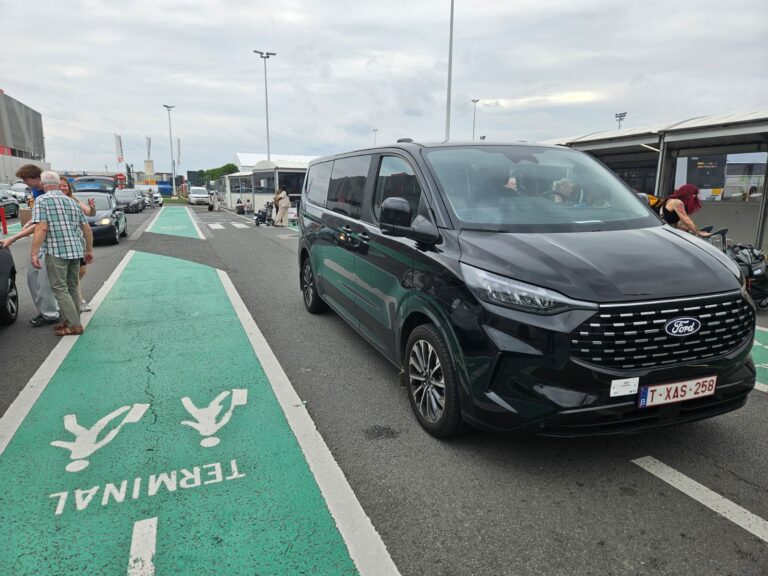 Ford Tourneo Taxi Namur devant le terminal de l’aéroport de Charleroi