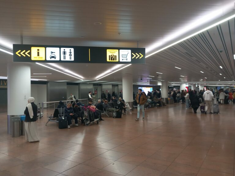 Hall des arrivées de Brussels Airport, où le chauffeur Taxi Namur vous attend