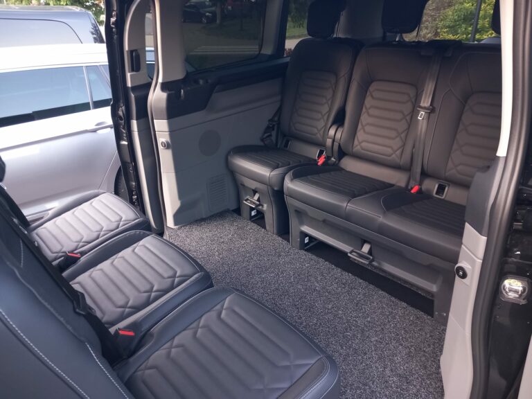 Intérieur du van Taxi Namur : banquettes en cuir pour huit passagers