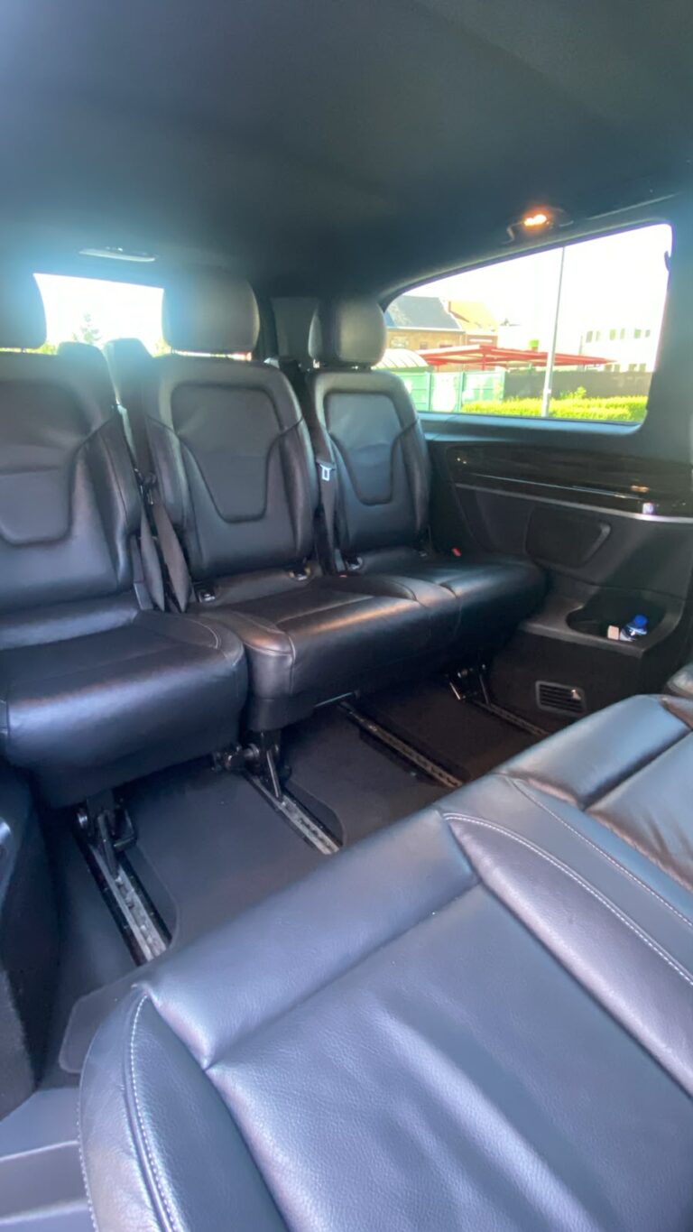 Intérieur du minivan Taxi Namur : sièges en cuir pour un trajet vers Liège