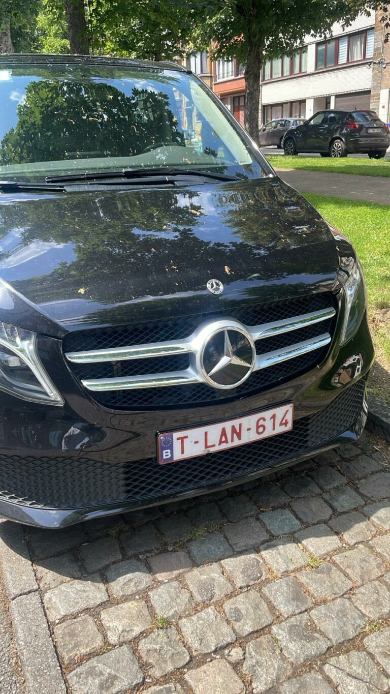 Taxi entreprise Namur : Mercedes Classe V noire pour les déplacements professionnels