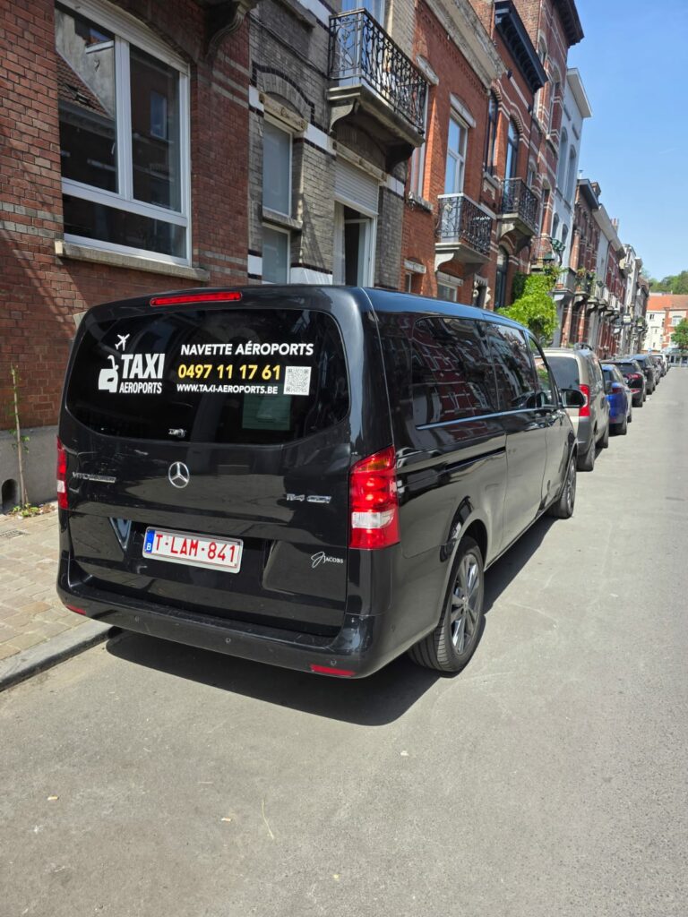 Mercedes Vito Taxi Namur en ville le soir, pour rentrer après une sortie