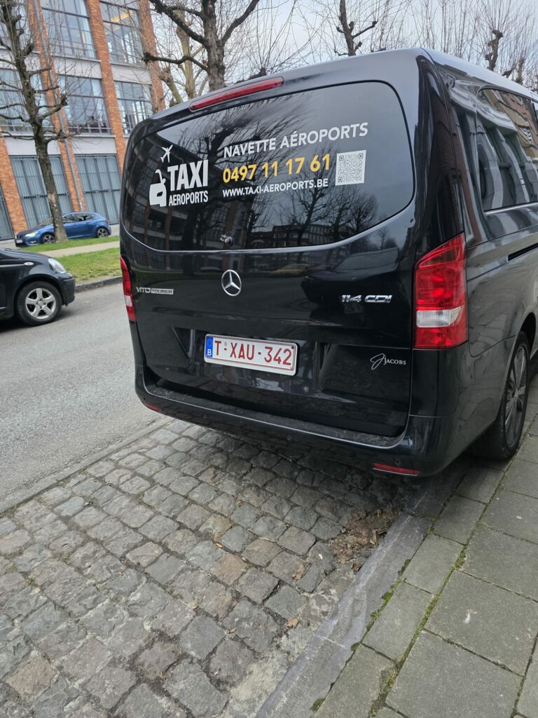 Mercedes Vito Taxi Namur vu de l’arrière, prise en charge à la gare le soir