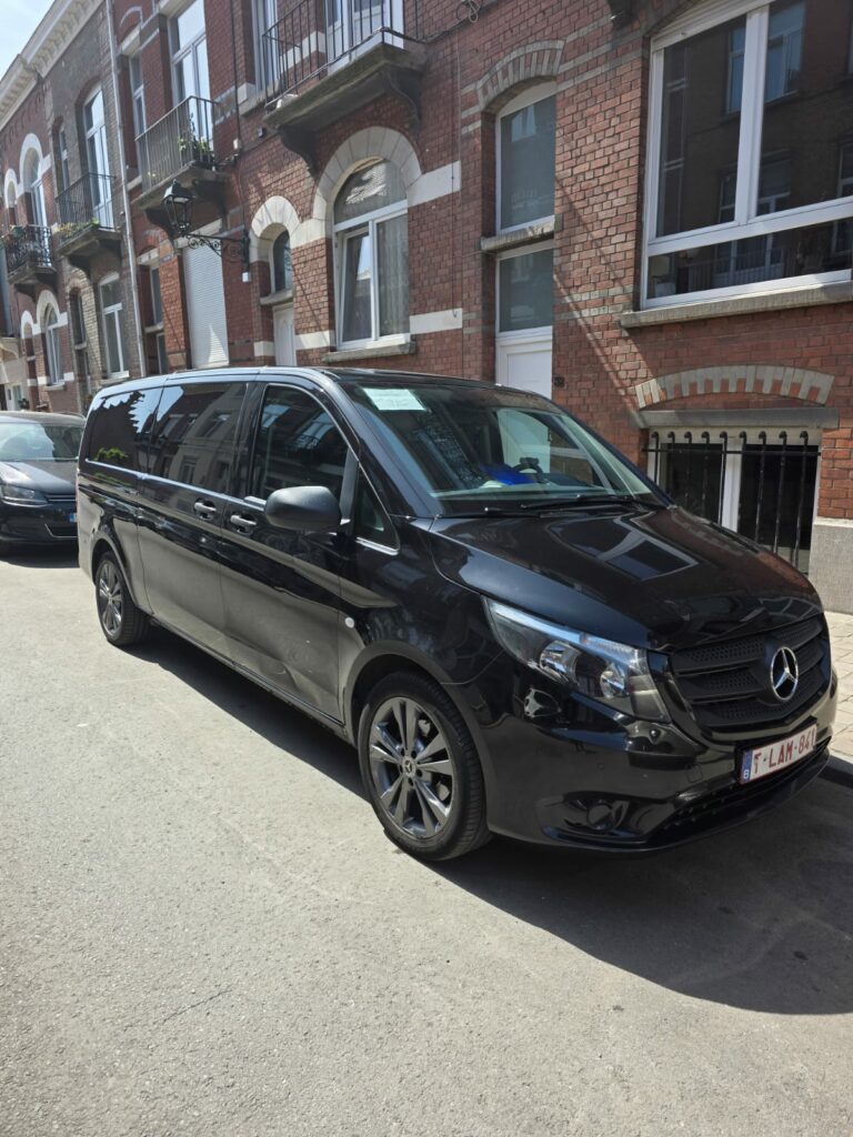 Mercedes Vito Taxi Namur vu de face, prise en charge à domicile à Jambes