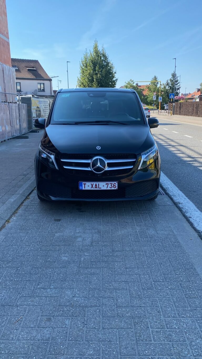 Mercedes Vito noir de Taxi Namur prêt pour une course vers Bruxelles