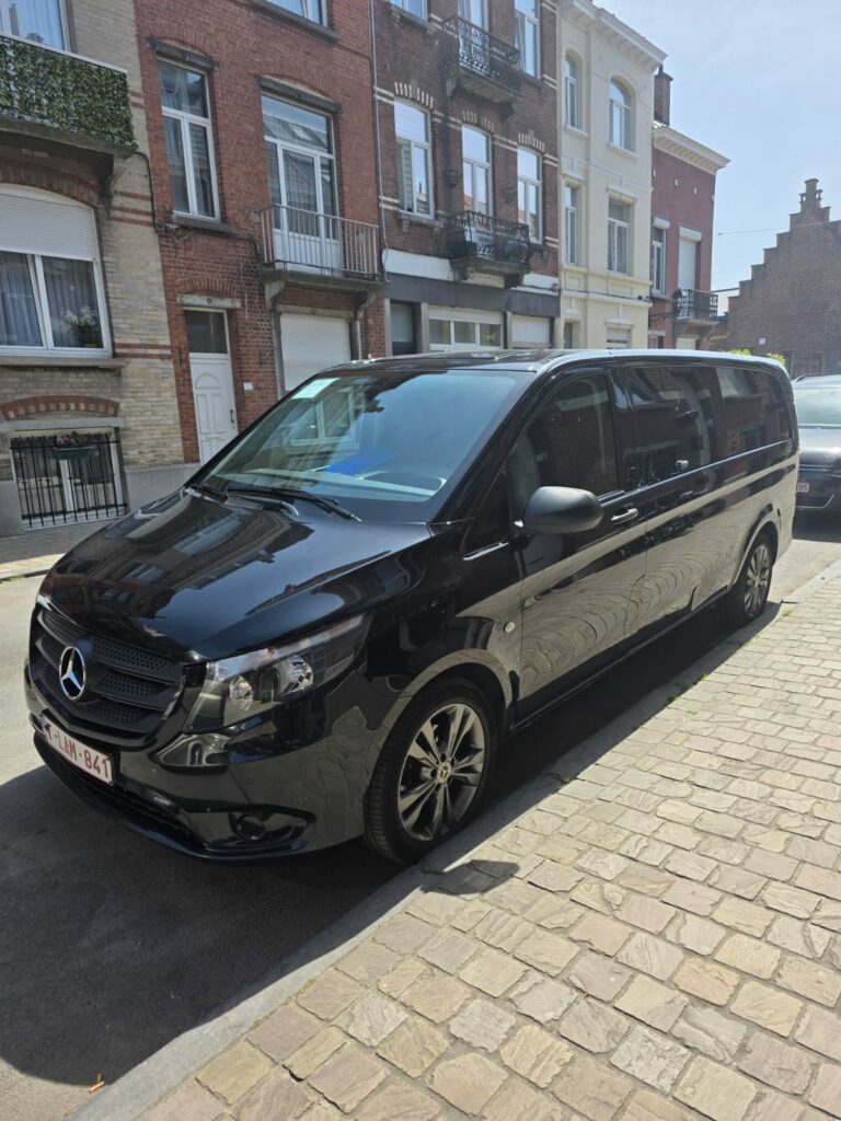 Taxi Jambes : Mercedes Vito Taxi Namur garé dans une rue