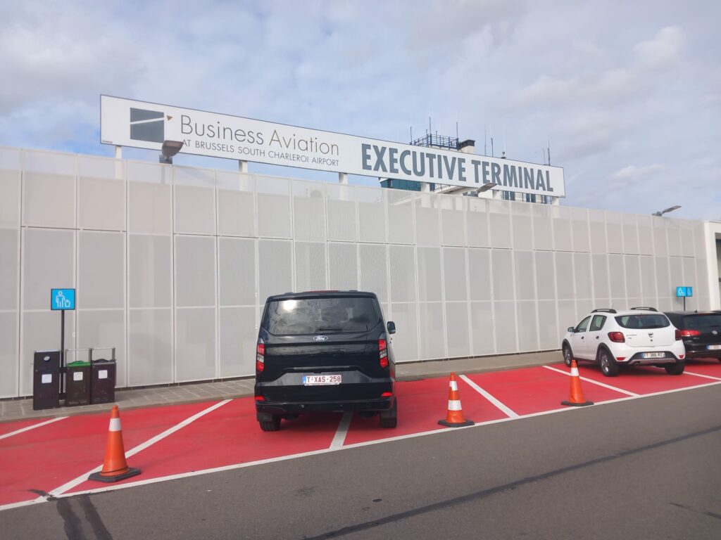 Minivan Taxi Namur devant le terminal de Brussels Airport à Zaventem