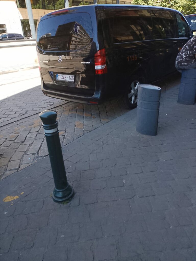 Minivan Taxi Namur porte coulissante ouverte, prise en charge au bord du trottoir