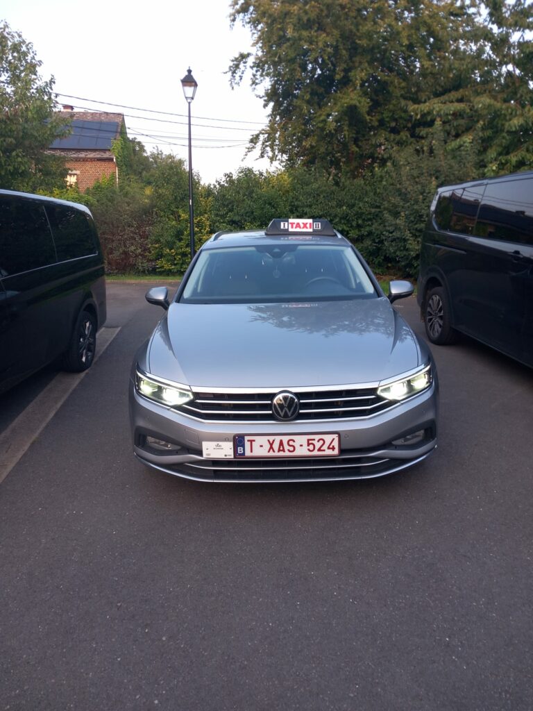 Taxi Namur nuit : VW Passat éclairée le soir, prête pour une course