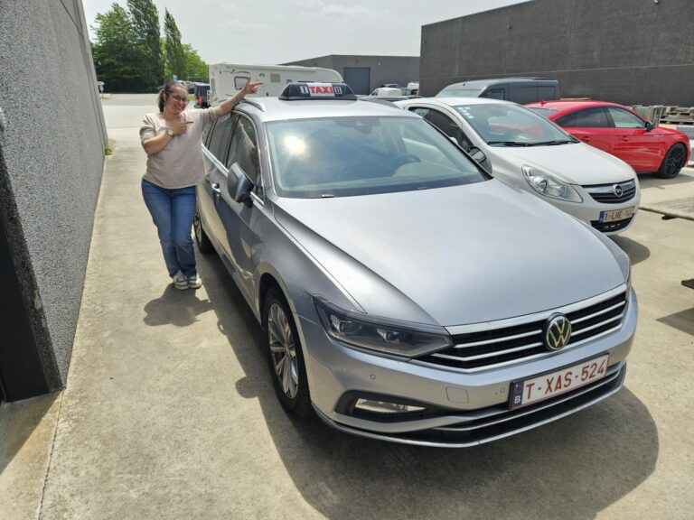 Chauffeur Taxi Namur à côté de sa VW Passat avant un transfert professionnel