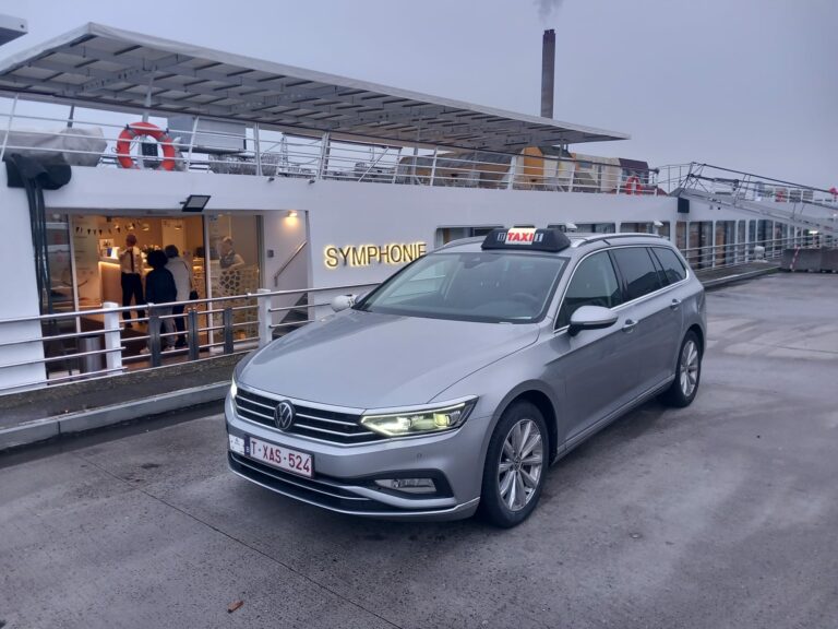 Taxi gare Namur : VW Passat Taxi Namur qui attend devant la gare