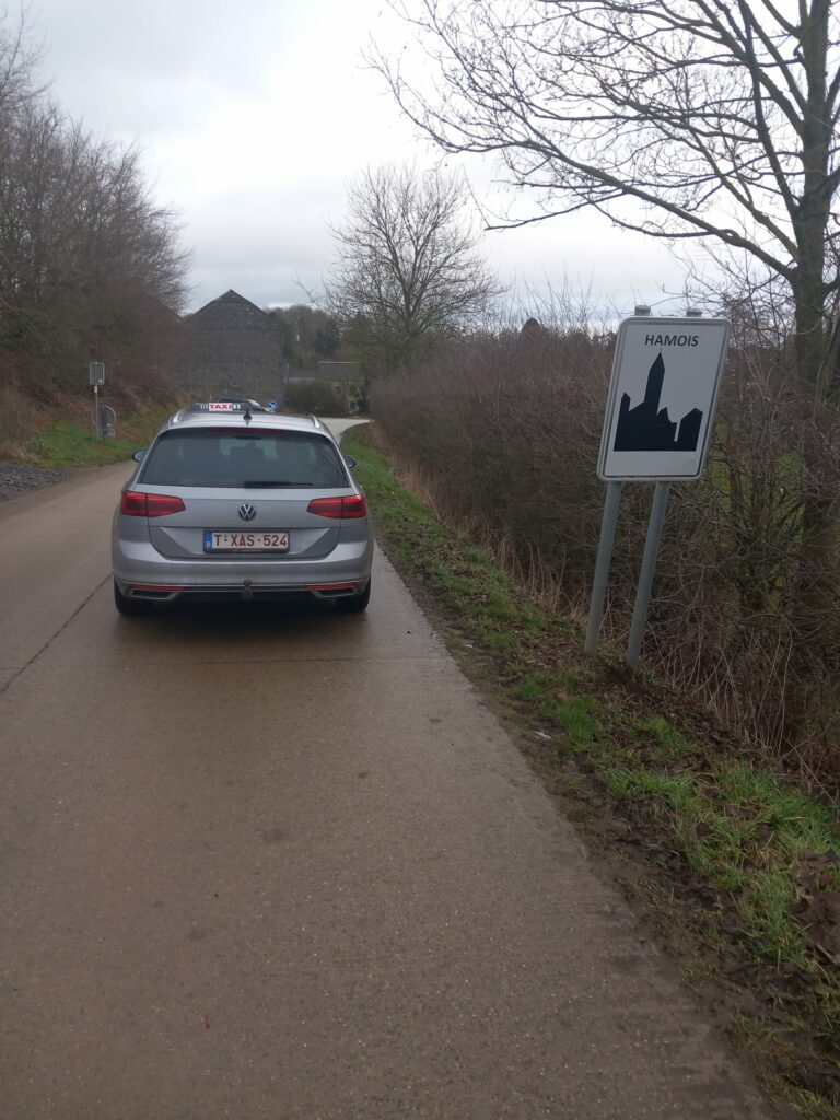 Taxi Namur Liège : VW Passat sur la route de l’E42