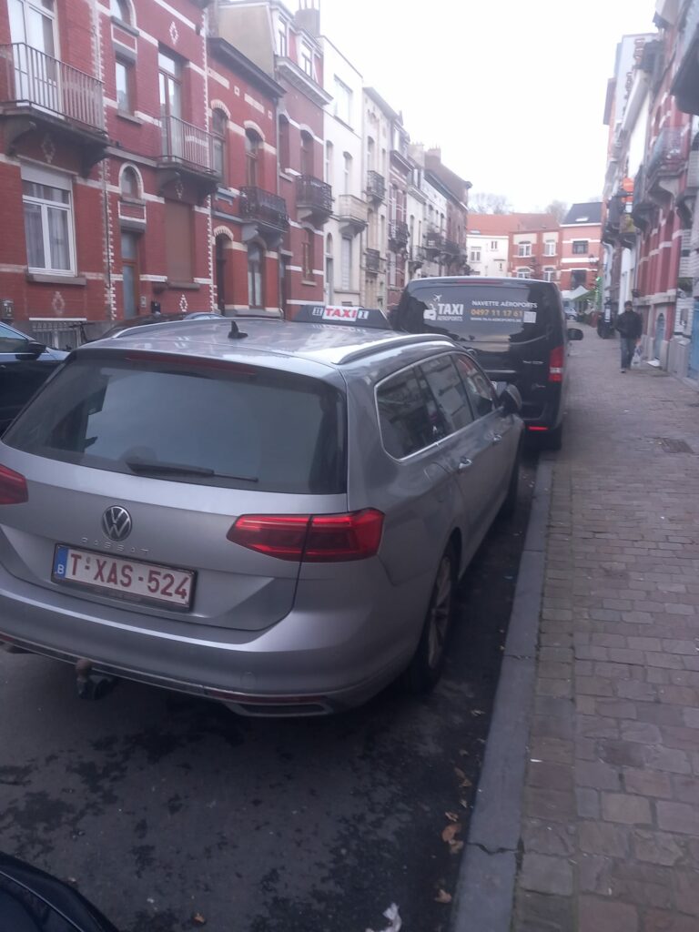 Taxi Namur aéroport Liège : VW Passat break en ville, prêt à partir vers Bierset